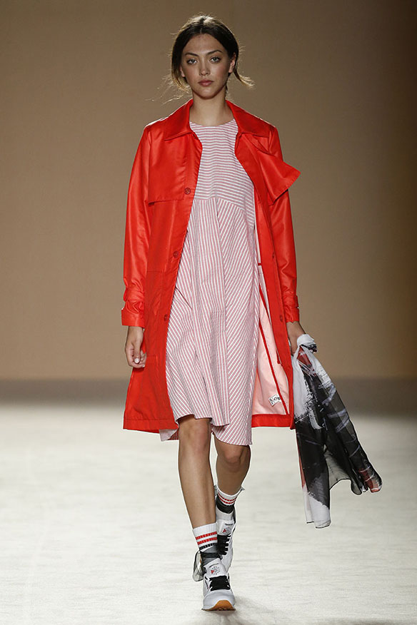 15-colgadas-de-una-percha-080-bcn-fashion-ss-17-moda-barcelona-carlota-oms-4