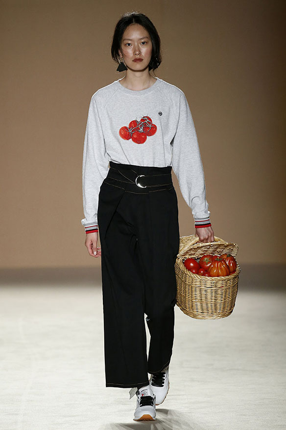 15-colgadas-de-una-percha-080-bcn-fashion-ss-17-moda-barcelona-carlota-oms-5