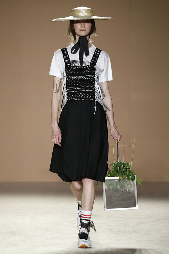 15-colgadas-de-una-percha-080-bcn-fashion-ss-17-moda-barcelona-carlota-oms-6