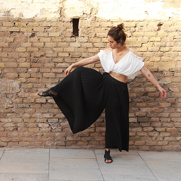 15-colgadas-de-una-percha-blanche-top-hombros-al-aire-bare-shoulders-top-palazzo-pants-plisados-pleated-1