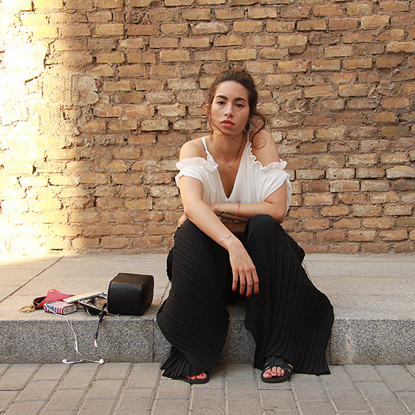 15-colgadas-de-una-percha-blanche-top-hombros-al-aire-bare-shoulders-top-palazzo-pants-plisados-pleated-10