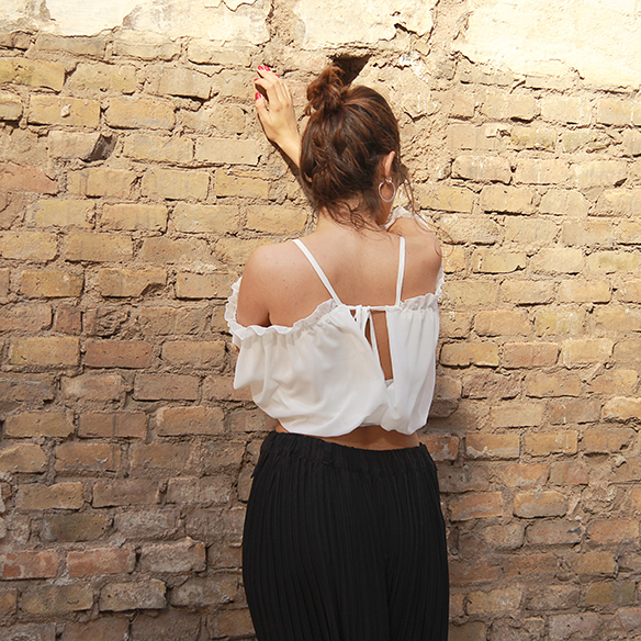 15-colgadas-de-una-percha-blanche-top-hombros-al-aire-bare-shoulders-top-palazzo-pants-plisados-pleated-3