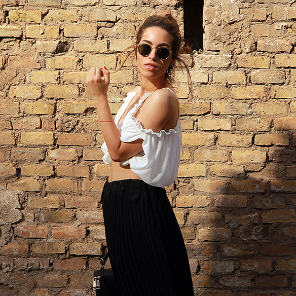 15-colgadas-de-una-percha-blanche-top-hombros-al-aire-bare-shoulders-top-palazzo-pants-plisados-pleated-4