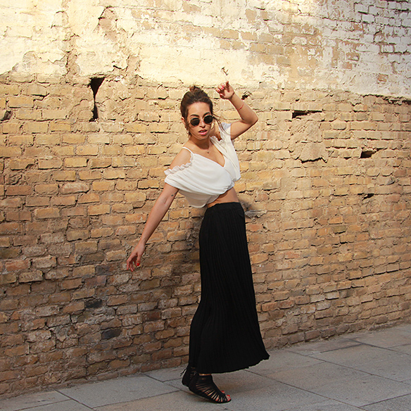 15-colgadas-de-una-percha-blanche-top-hombros-al-aire-bare-shoulders-top-palazzo-pants-plisados-pleated-5
