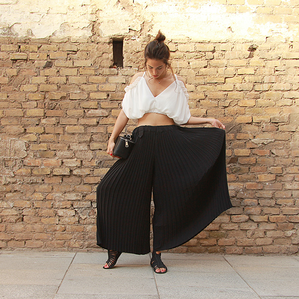 15-colgadas-de-una-percha-blanche-top-hombros-al-aire-bare-shoulders-top-palazzo-pants-plisados-pleated-9