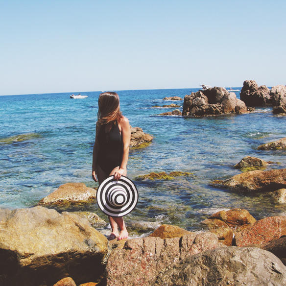 15-colgadas-de-una-percha-carla-kissler-bañador-swimsuit-alpargatas-espadrilles-pamela-cesto-basket-11