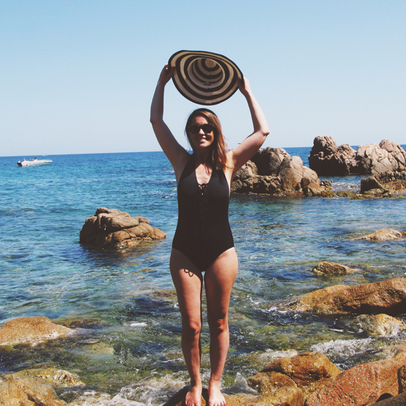 15-colgadas-de-una-percha-carla-kissler-bañador-swimsuit-alpargatas-espadrilles-pamela-cesto-basket-12