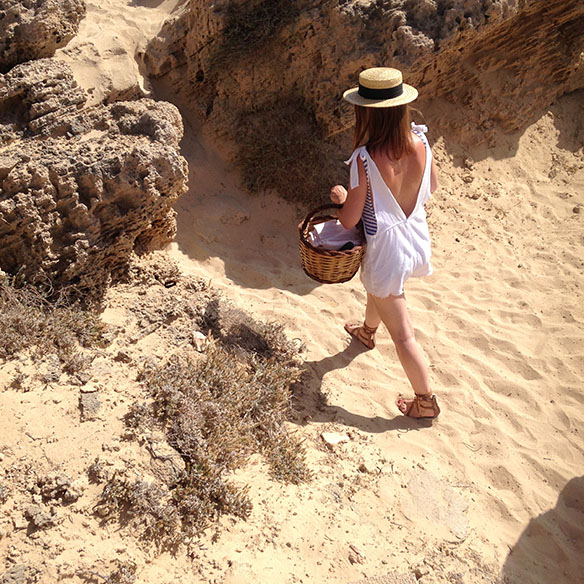 15-colgadas-de-una-percha-formentera-peto-dungarees-canotier-cesto-basket-carla-kissler-5