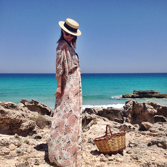 15-colgadas-de-una-percha-formentera-vestido-japones-japanese-dress-canotier-cesto-basket-carla-kissler-6