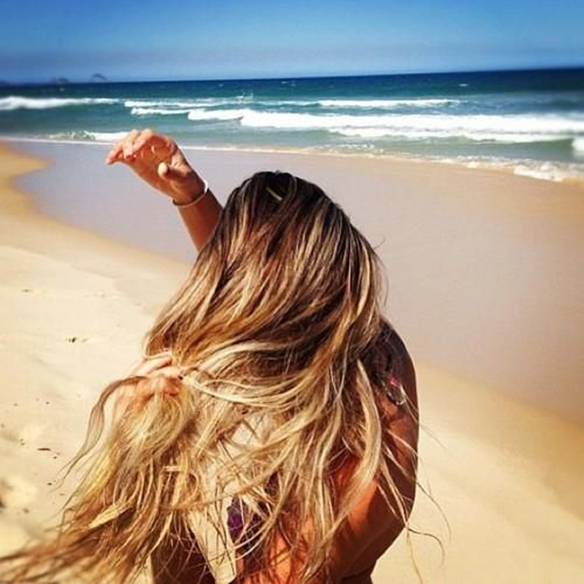15-colgadas-de-una-percha-peinados-verano-summer-hairstyles-melena-dorada-gold-golden-mane-1