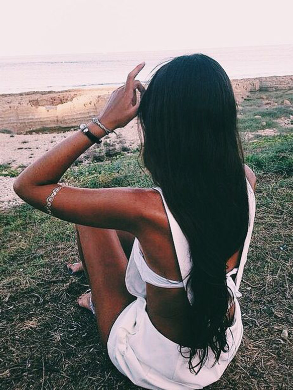 15-colgadas-de-una-percha-peinados-verano-summer-hairstyles-melena-negra-negro-black-main-2