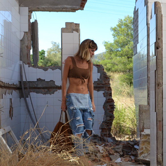 15-colgadas-de-una-percha-peto-dungarees-denim-crop-top-crochet-flip-flops-chanclas-gina-carreras-2