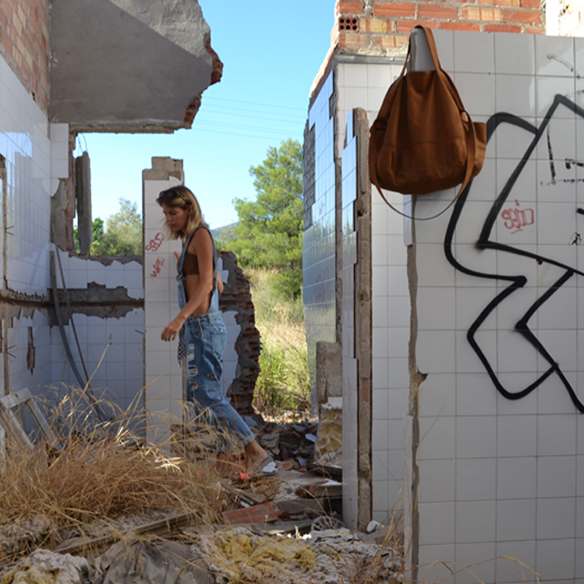 15-colgadas-de-una-percha-peto-dungarees-denim-crop-top-crochet-flip-flops-chanclas-gina-carreras-3