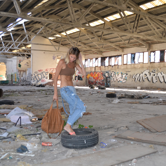 15-colgadas-de-una-percha-peto-dungarees-denim-crop-top-crochet-flip-flops-chanclas-gina-carreras-4