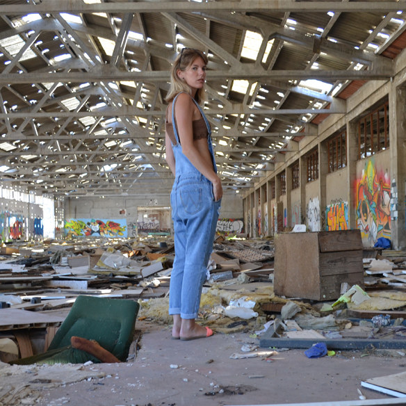 15-colgadas-de-una-percha-peto-dungarees-denim-crop-top-crochet-flip-flops-chanclas-gina-carreras-5