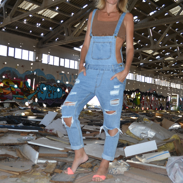 15-colgadas-de-una-percha-peto-dungarees-denim-crop-top-crochet-flip-flops-chanclas-gina-carreras-6