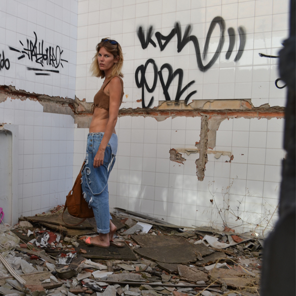 15-colgadas-de-una-percha-peto-dungarees-denim-crop-top-crochet-flip-flops-chanclas-gina-carreras-8