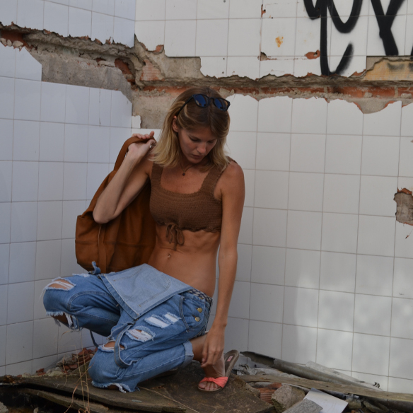 15-colgadas-de-una-percha-peto-dungarees-denim-crop-top-crochet-flip-flops-chanclas-gina-carreras-9