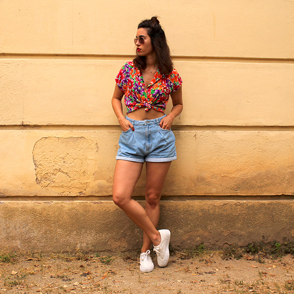 15-colgadas-de-una-percha-pink-rayban-rosa-blusa-anudada-knotted-blouse-high-waisted-shorts-tiro-alto-blanche-1