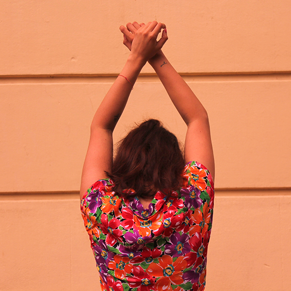 15-colgadas-de-una-percha-pink-rayban-rosa-blusa-anudada-knotted-blouse-high-waisted-shorts-tiro-alto-blanche-10