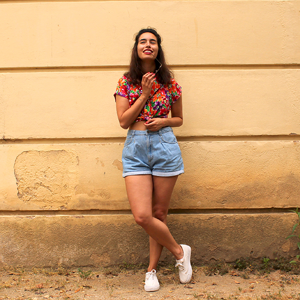 15-colgadas-de-una-percha-pink-rayban-rosa-blusa-anudada-knotted-blouse-high-waisted-shorts-tiro-alto-blanche-11
