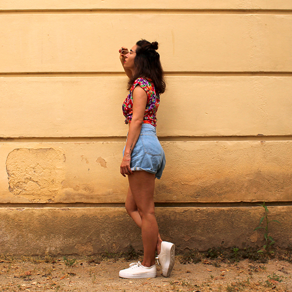 15-colgadas-de-una-percha-pink-rayban-rosa-blusa-anudada-knotted-blouse-high-waisted-shorts-tiro-alto-blanche-4
