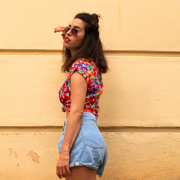 15-colgadas-de-una-percha-pink-rayban-rosa-blusa-anudada-knotted-blouse-high-waisted-shorts-tiro-alto-blanche-5