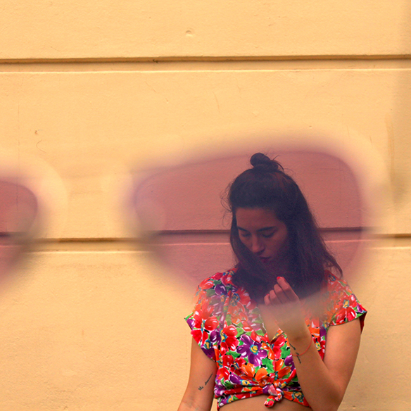 15-colgadas-de-una-percha-pink-rayban-rosa-blusa-anudada-knotted-blouse-high-waisted-shorts-tiro-alto-blanche-6