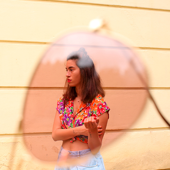 15-colgadas-de-una-percha-pink-rayban-rosa-blusa-anudada-knotted-blouse-high-waisted-shorts-tiro-alto-blanche-7