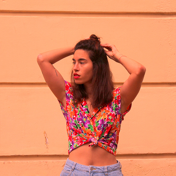 15-colgadas-de-una-percha-pink-rayban-rosa-blusa-anudada-knotted-blouse-high-waisted-shorts-tiro-alto-blanche-8