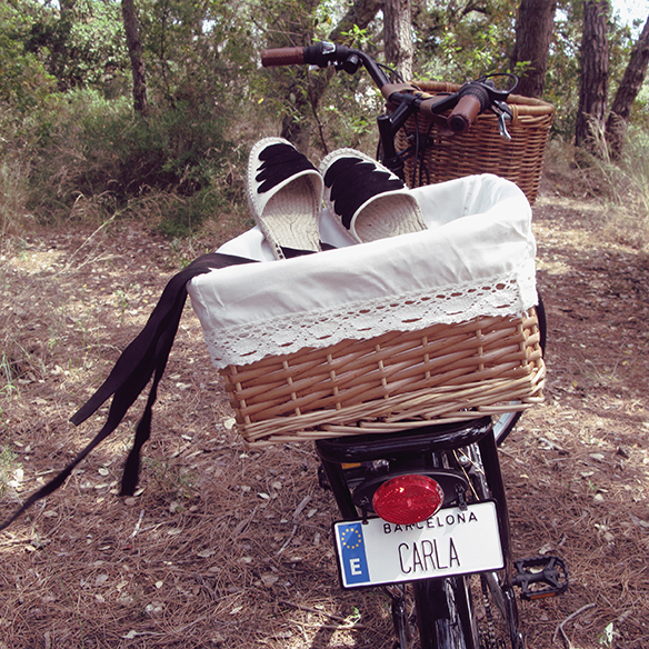 15-colgadas-de-una-percha-troquelado-blanco-white-die-peto-dungarees-canotier-boater-alpargatas-espadrilles-carla-kissler-10