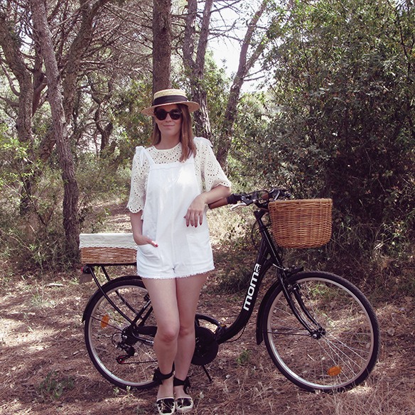 15-colgadas-de-una-percha-troquelado-blanco-white-die-peto-dungarees-canotier-boater-alpargatas-espadrilles-carla-kissler-3