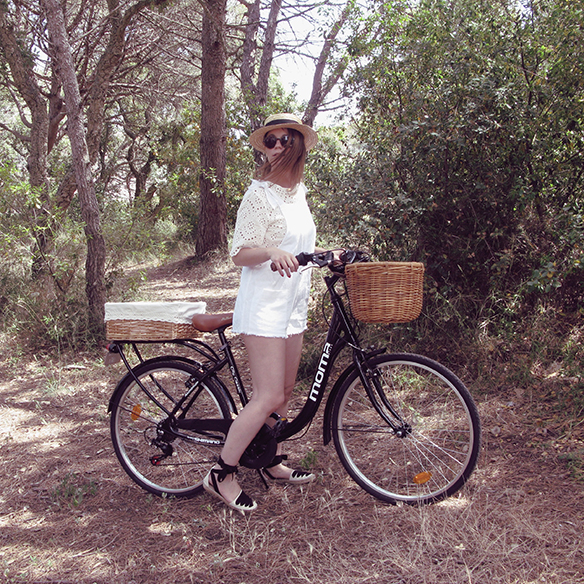 15-colgadas-de-una-percha-troquelado-blanco-white-die-peto-dungarees-canotier-boater-alpargatas-espadrilles-carla-kissler-4