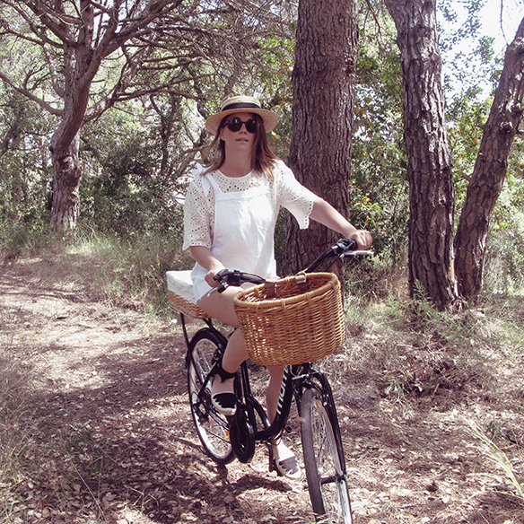 15-colgadas-de-una-percha-troquelado-blanco-white-die-peto-dungarees-canotier-boater-alpargatas-espadrilles-carla-kissler-5