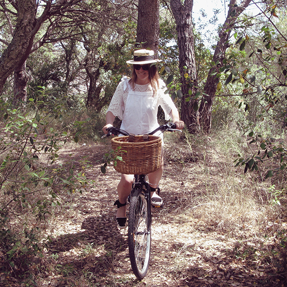 15-colgadas-de-una-percha-troquelado-blanco-white-die-peto-dungarees-canotier-boater-alpargatas-espadrilles-carla-kissler-6