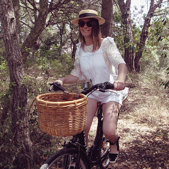 15-colgadas-de-una-percha-troquelado-blanco-white-die-peto-dungarees-canotier-boater-alpargatas-espadrilles-carla-kissler-7