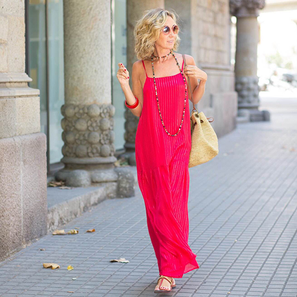 15-colgadas-de-una-percha-vestido-coral-dress-bolso-rafia-collar-necklace-maica-jau-1