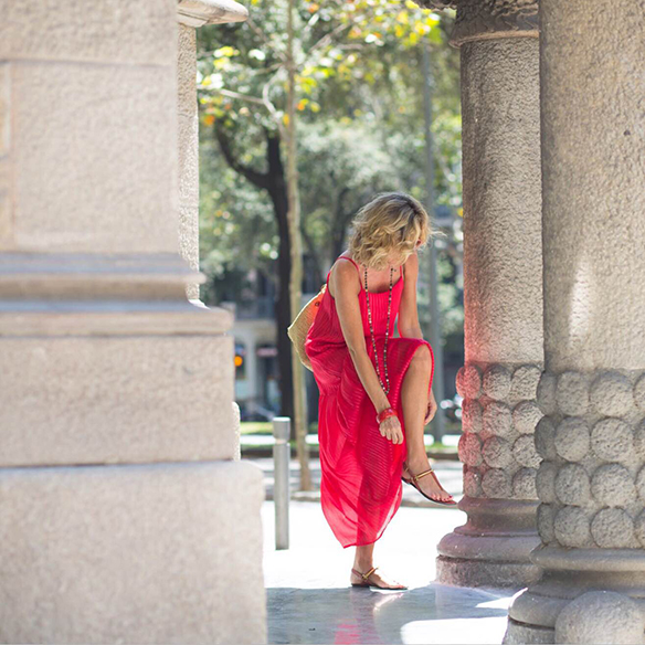 15-colgadas-de-una-percha-vestido-coral-dress-bolso-rafia-collar-necklace-maica-jau-2