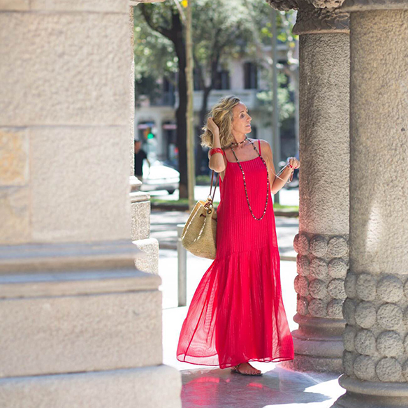 15-colgadas-de-una-percha-vestido-coral-dress-bolso-rafia-collar-necklace-maica-jau-3