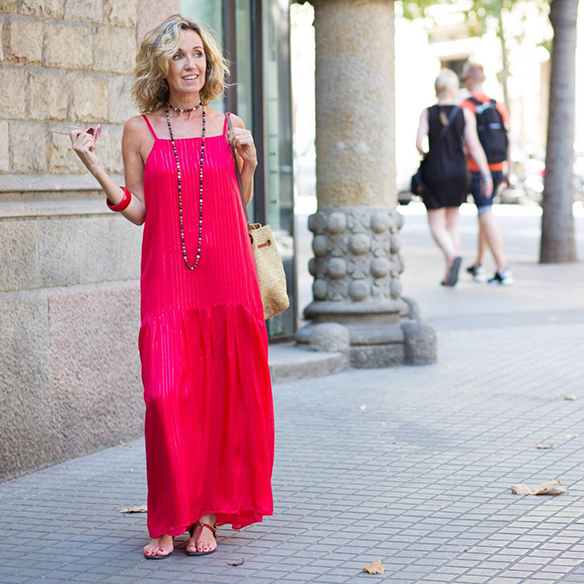 15-colgadas-de-una-percha-vestido-coral-dress-bolso-rafia-collar-necklace-maica-jau-8