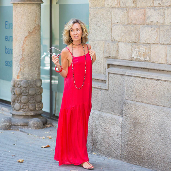 15-colgadas-de-una-percha-vestido-coral-dress-bolso-rafia-collar-necklace-maica-jau-9