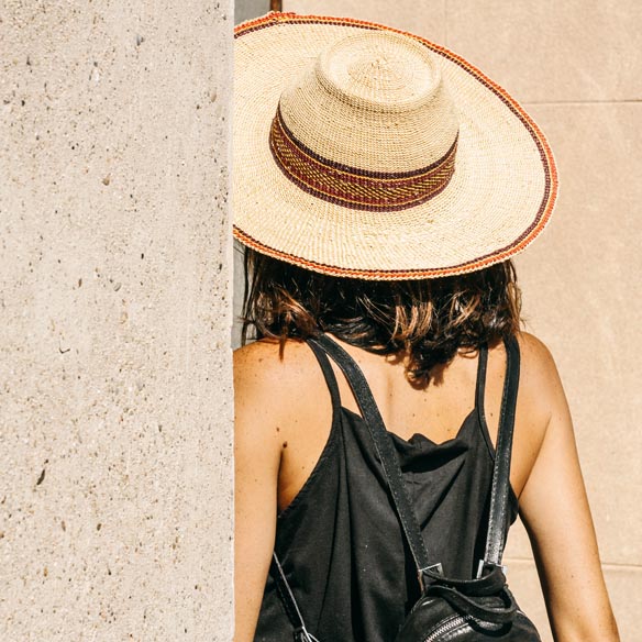 15-colgadas-de-una-percha-vestido-dress-mapache-by-dark-green-sombrero-hat-mochila-backpack-bebofi-7