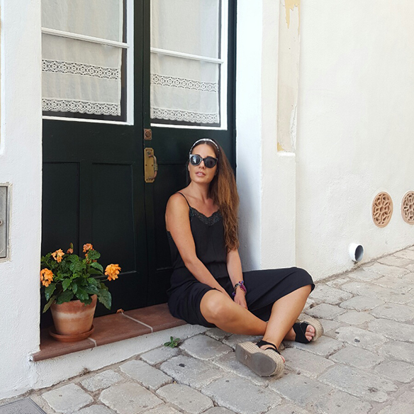 15-colgadas-de-una-percha-alicia-alvarez-vestido-lencero-lingerie-dress-lenceria-pañuelo-en-la-cabeza-head-scarf-3