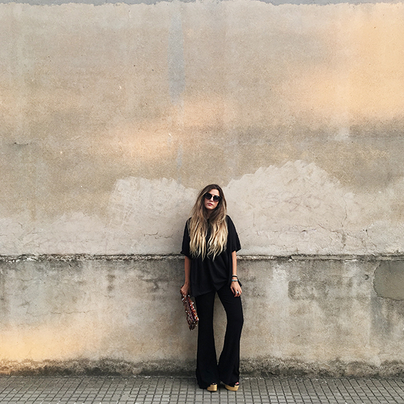 15-colgadas-de-una-percha-anna-duarte-black-total-look-negro-pantalones-campana-flared-pants-zuecos-clogs-ethnic-handbag-bolso-etnico-1