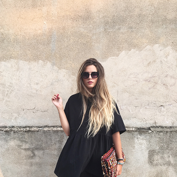 15-colgadas-de-una-percha-anna-duarte-black-total-look-negro-pantalones-campana-flared-pants-zuecos-clogs-ethnic-handbag-bolso-etnico-2