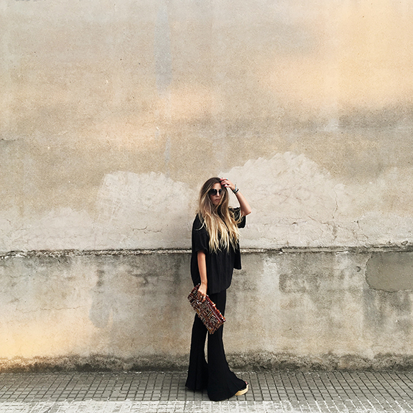 15-colgadas-de-una-percha-anna-duarte-black-total-look-negro-pantalones-campana-flared-pants-zuecos-clogs-ethnic-handbag-bolso-etnico-3
