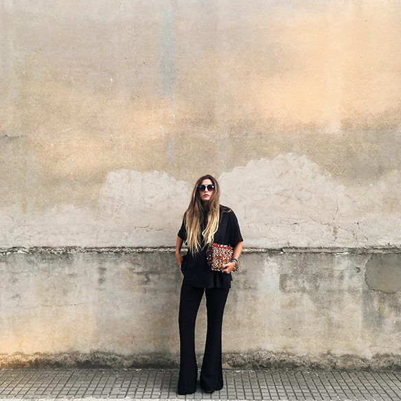 15-colgadas-de-una-percha-anna-duarte-black-total-look-negro-pantalones-campana-flared-pants-zuecos-clogs-ethnic-handbag-bolso-etnico-4