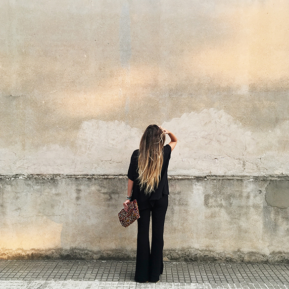 15-colgadas-de-una-percha-anna-duarte-black-total-look-negro-pantalones-campana-flared-pants-zuecos-clogs-ethnic-handbag-bolso-etnico-6