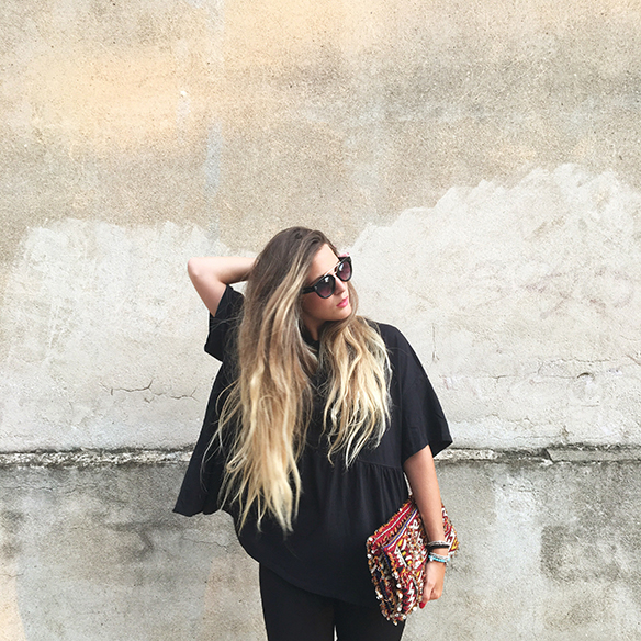 15-colgadas-de-una-percha-anna-duarte-black-total-look-negro-pantalones-campana-flared-pants-zuecos-clogs-ethnic-handbag-bolso-etnico-7