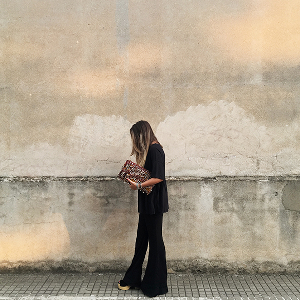 15-colgadas-de-una-percha-anna-duarte-black-total-look-negro-pantalones-campana-flared-pants-zuecos-clogs-ethnic-handbag-bolso-etnico-8